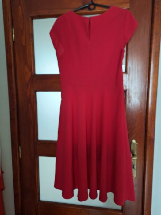 Malinowa zwiewna sukienka