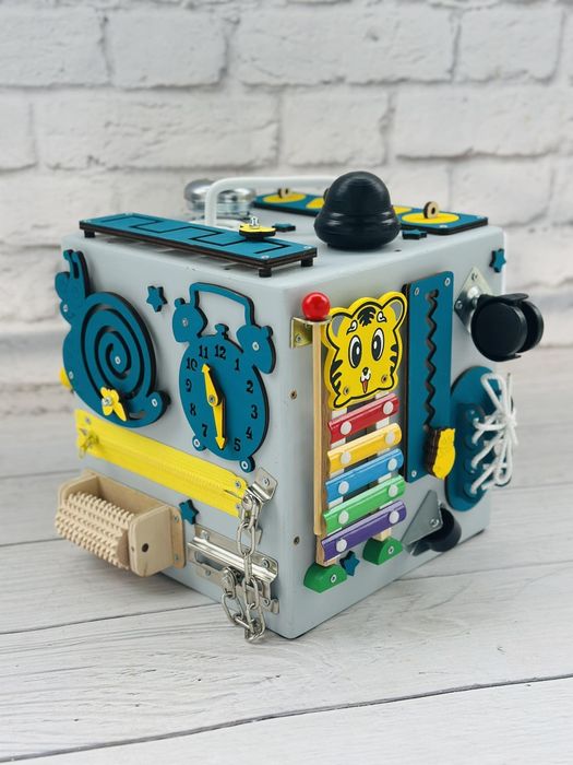 Бізікуб Бізіборд