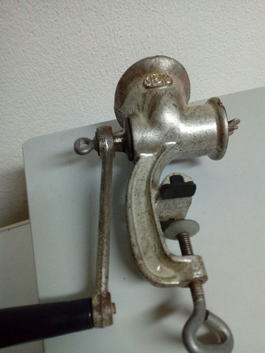 Máquina de picar carne antiga