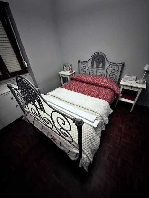 Estrutura de cama em ferro forjado restaurada  .: Intemporal :.