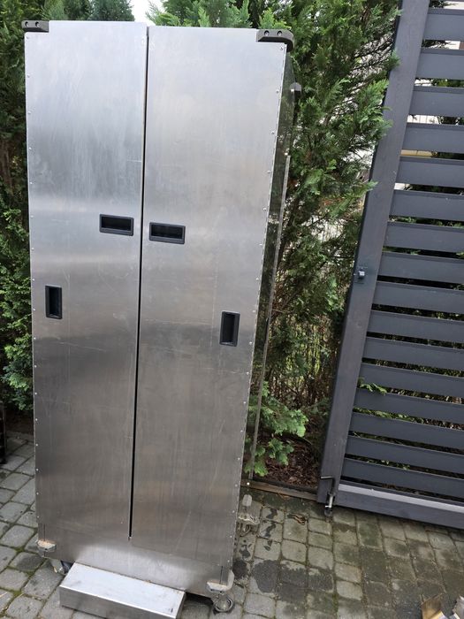 Szafa na kółkach ze stali na wędzarniee