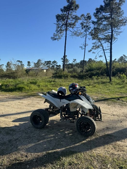 Mota com alguns extras