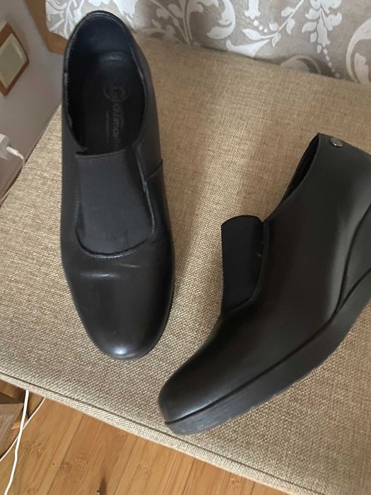 Sapatos em pele com salto cunha