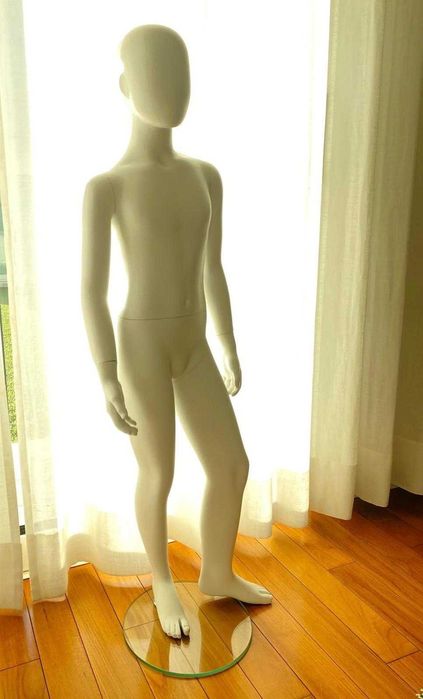 Manequim da marca MRolo de criança de 6 anos