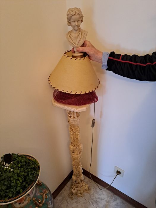 Coluna e candeeiro estátua