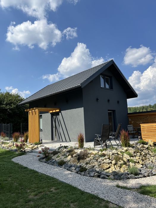 Antracytowe domki z jacuzzi nad Zalewem Chańcza