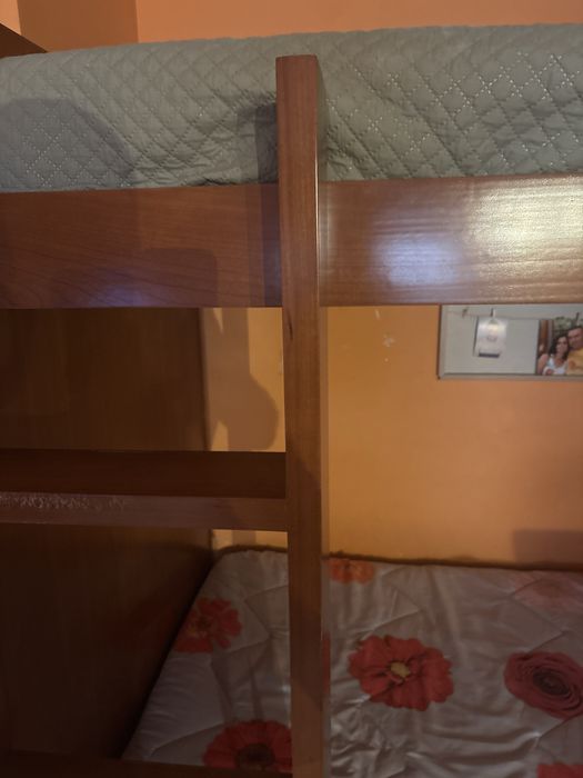 Beliche em madeira mogno com gavetas para arrumação.