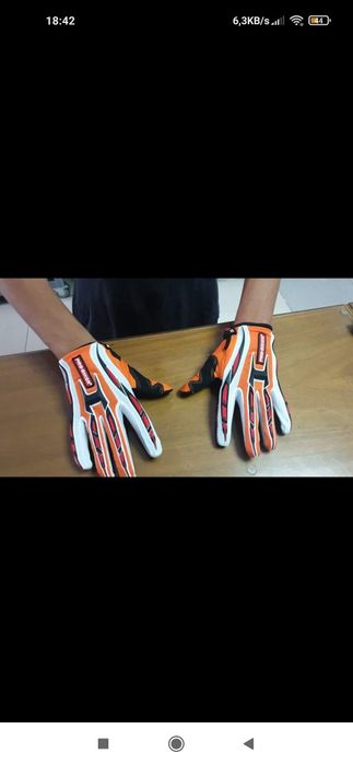 Luvas de várias cores.