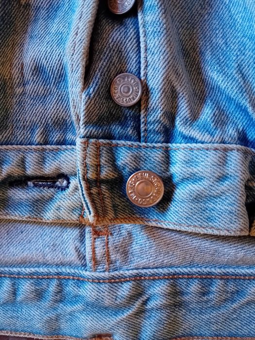 Calções ganga com aplicações em pele/cabedal, marca Levis Strauss originais/verdadeiras, compradas em Ibiza, modelo único/exclusivo.