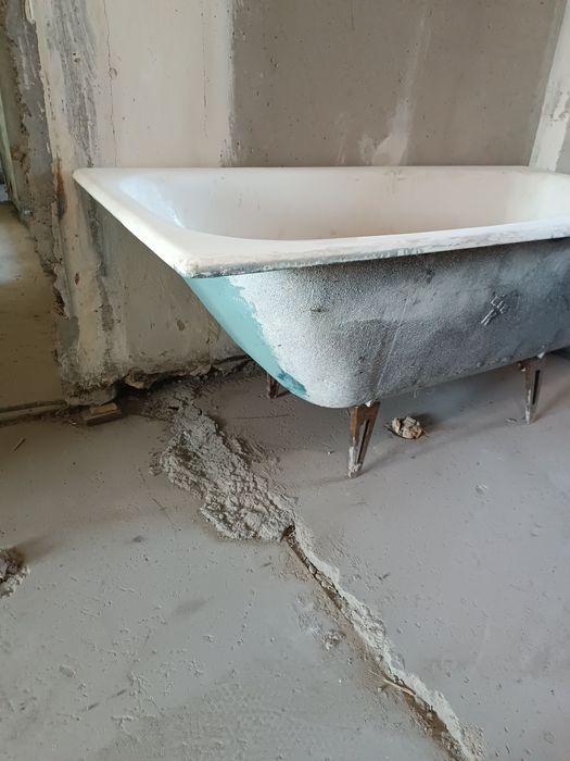 Ванна чавунна на ніжках.