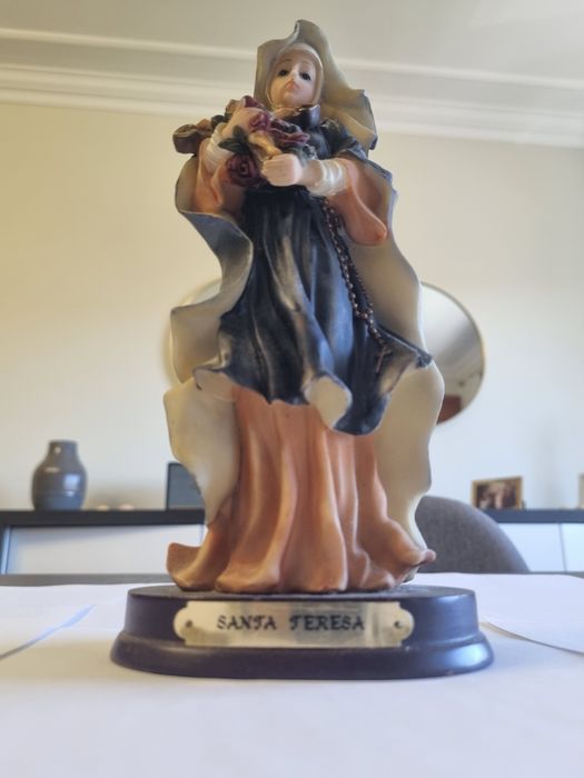 Estatueta de Sta. Teresa com a cruz