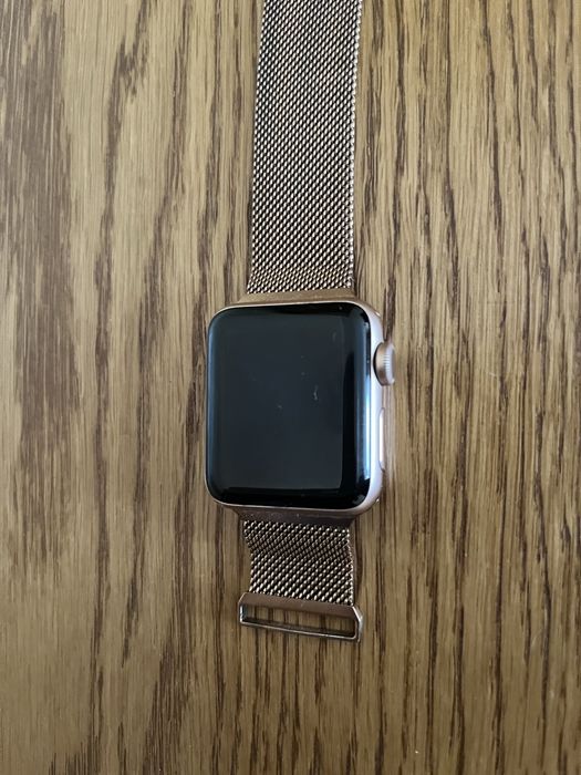 Apple Watch 3 золотого кольору