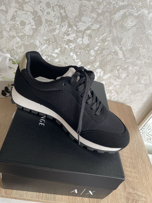 Кросівки жіночі фірми Armani Exchange