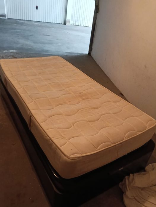 Cama solteiro com colchão e arrumação