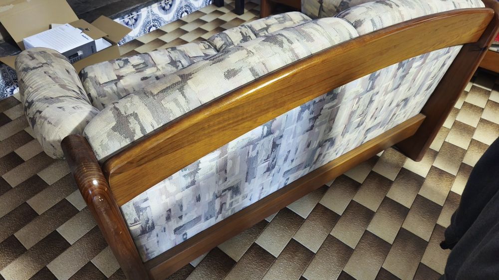 Conjunto de Sofás em Madeira Maciça (3 Lugares + 2 Lugares) – Excelente Estrutura