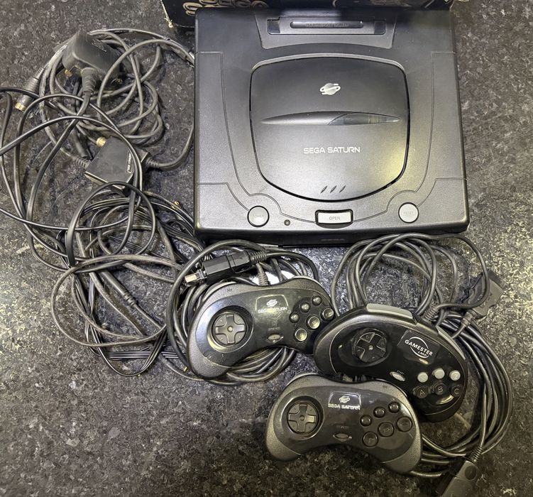 Sega Saturn + 3 comandos + Caixa