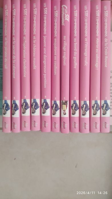 Vendor livros da série Les Six Compagnons (língua francesa)