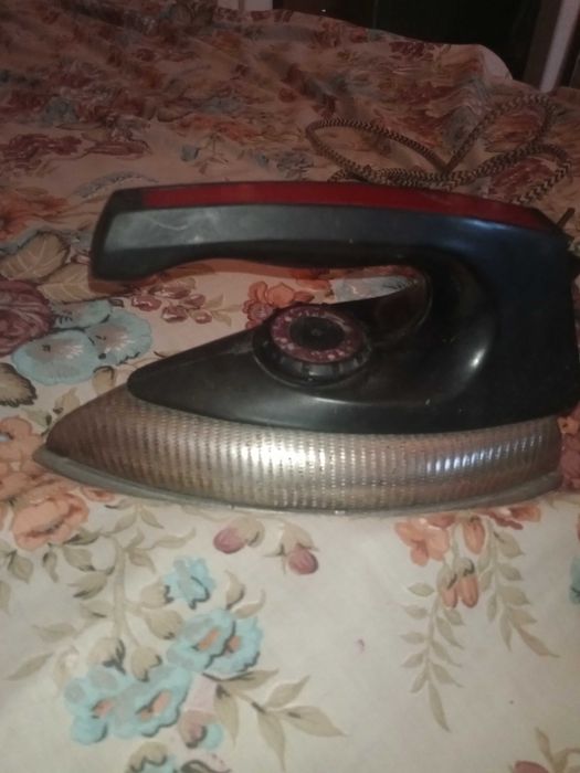 Утюг старого образца под ремонт