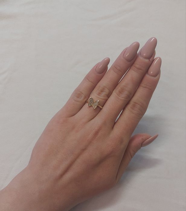 Pierścionek damski w złotym kolorze z motylem