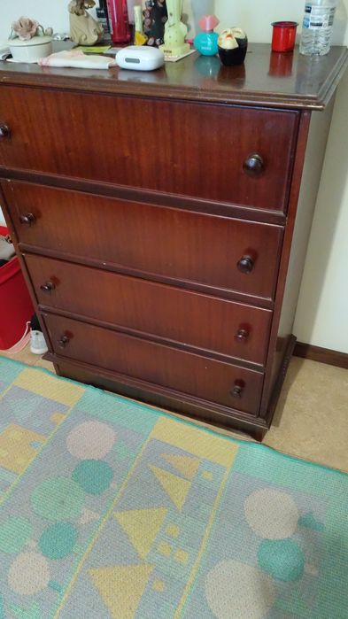 Cômoda com 4 gavetas em excelente estado. Retirada em Gaia.