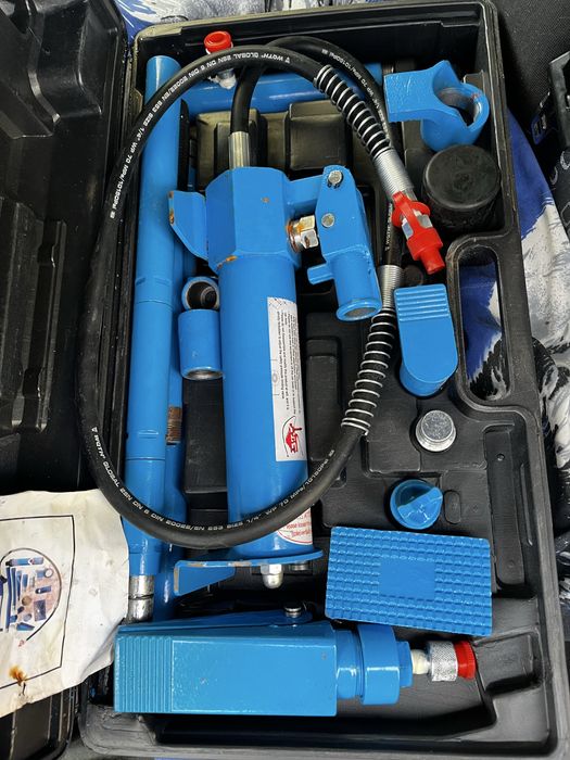 Rozpierak hydrauliczny blacharski 4T (4 tony) w walizce – STAN IDEALNY