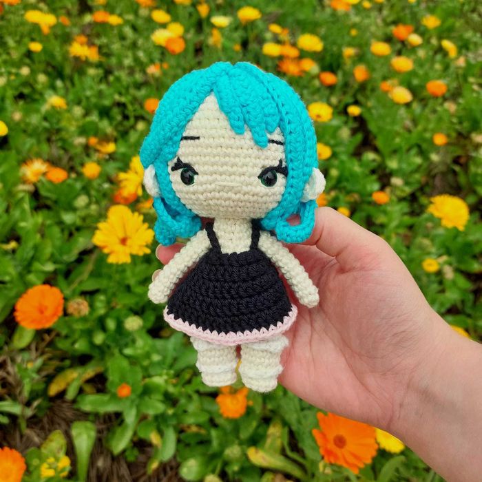 Boneca em crochê feita à mão