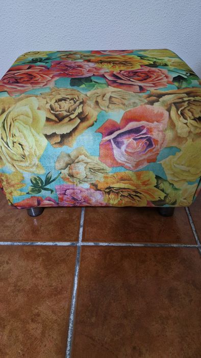 Puff estofado com flores