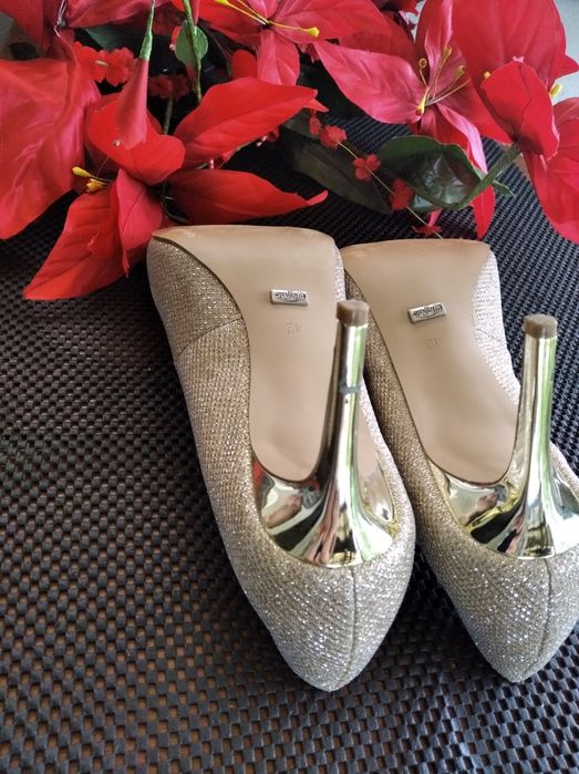 Czółenka Buffalo Gold jak nowe