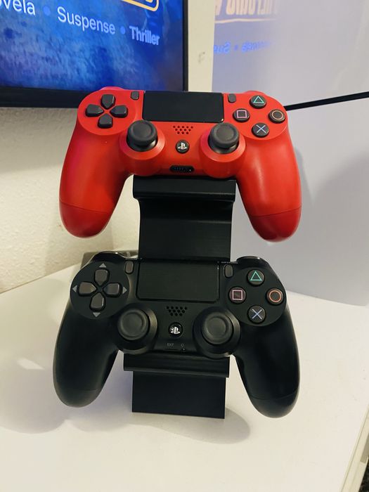 Playstation 4 com 2 comandos e jogos