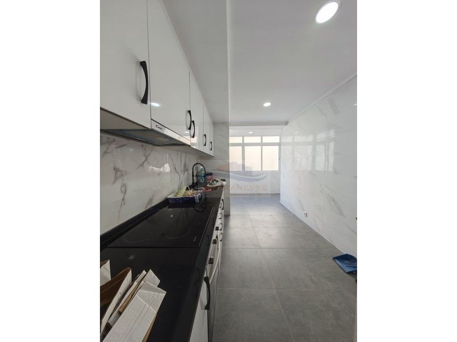 Espaçoso T2 em prédio com elevador totalmente remodelado no Cacém