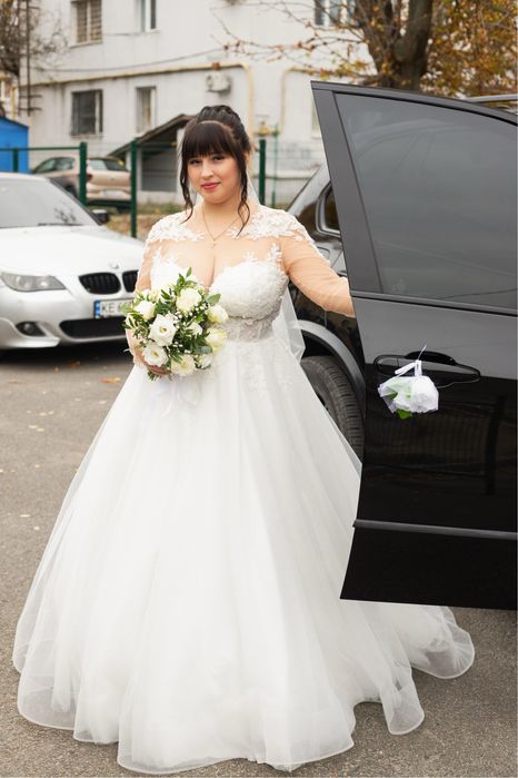 Гарна весільна сукня