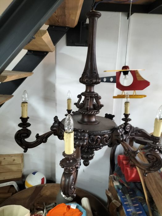 Candeeiro de teto antigo em madeira de nogueira