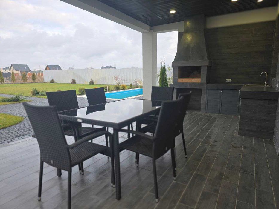 Продам дом на берегу озера с бассейном в КГ"Межречье" от собственника.