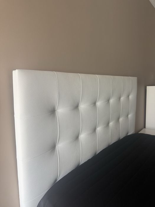Quarto completo branco – cama com arrumação, cabeceira estofada e mesas de cabeceira