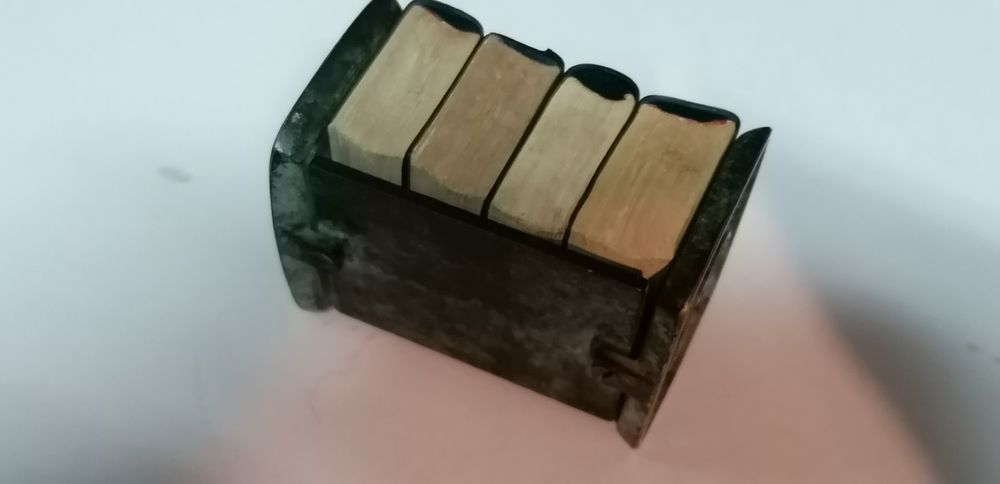 Mini dicionários em estante de metal