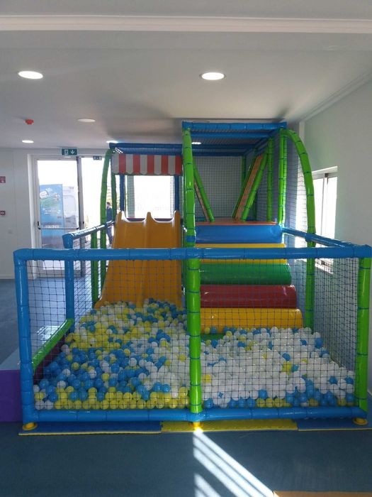 Playground/parque infantil usado.