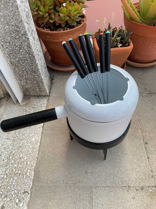 Fondue de esmalte branco para 6 pessoas + Lamparina+ 6 forquilhas
