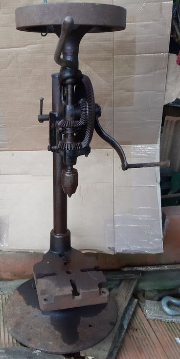 Máquina de furar antiga