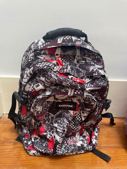 Mochila escolar de marca EASTPAK
