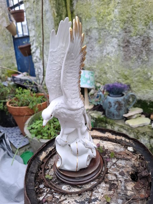 Escultura, figura. Águia com peixe.