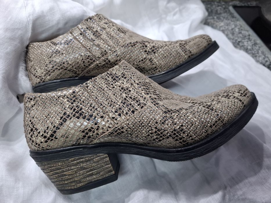 Sapatos abotinados imitação pele cobra.