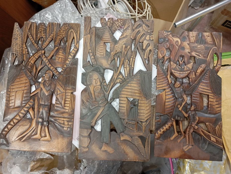 3 quadros esculpidos em madeira entalhada