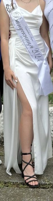 Біла вечірня сукня максі