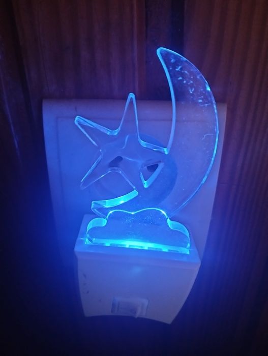 Lampka nocna led do kontaktu