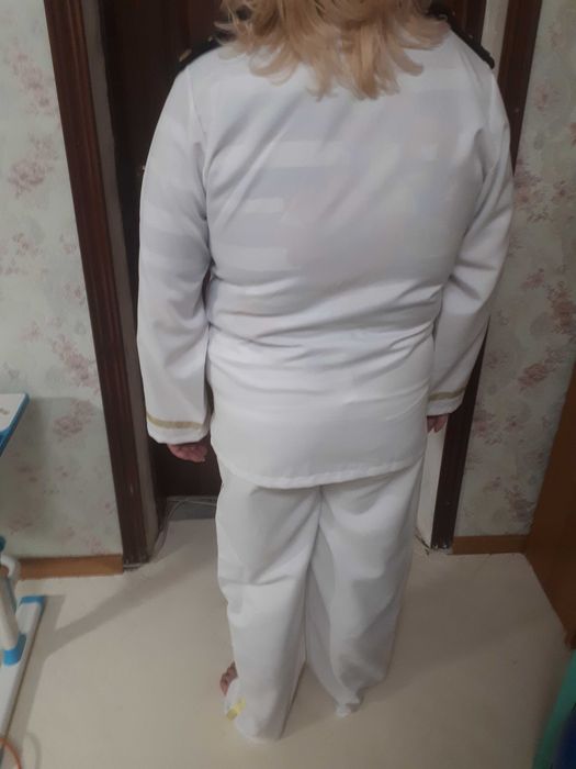 костюм с золотыми пуговицами