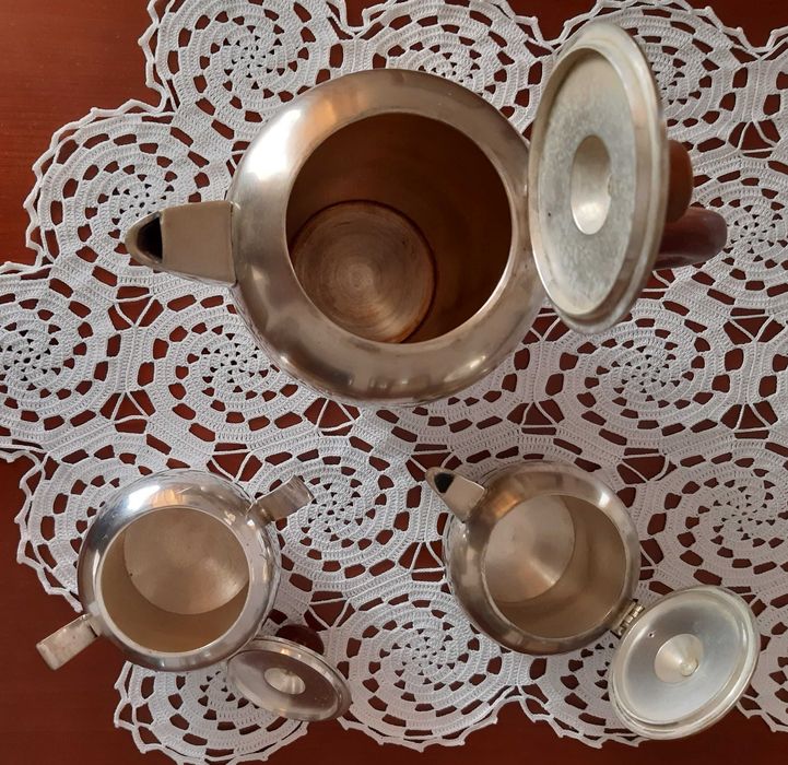 Conjunto de chá ou café (bule, açucareiro e leiteira) em casquinha