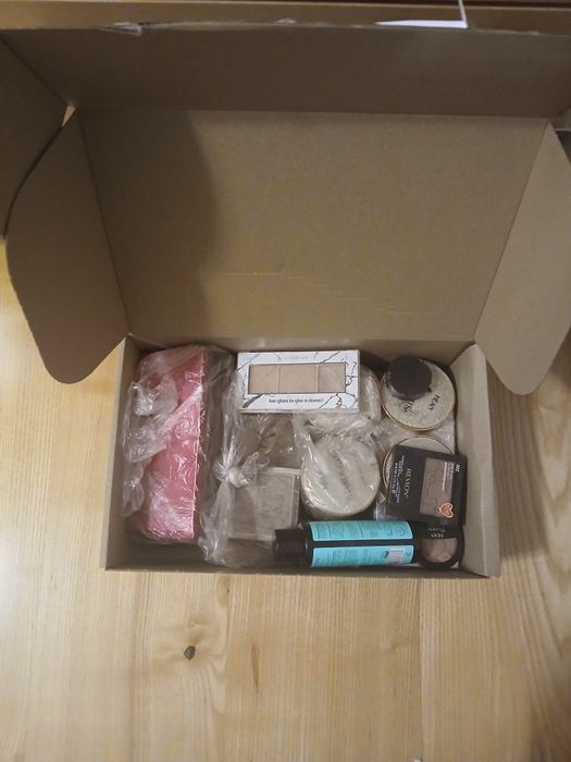 kosmetyków pokruszone uszkodzone