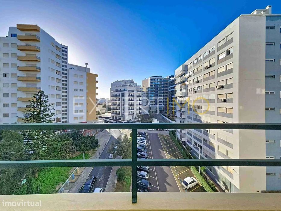 Apartamento T1 a 300m da Praia da Rocha com garagem e piscina