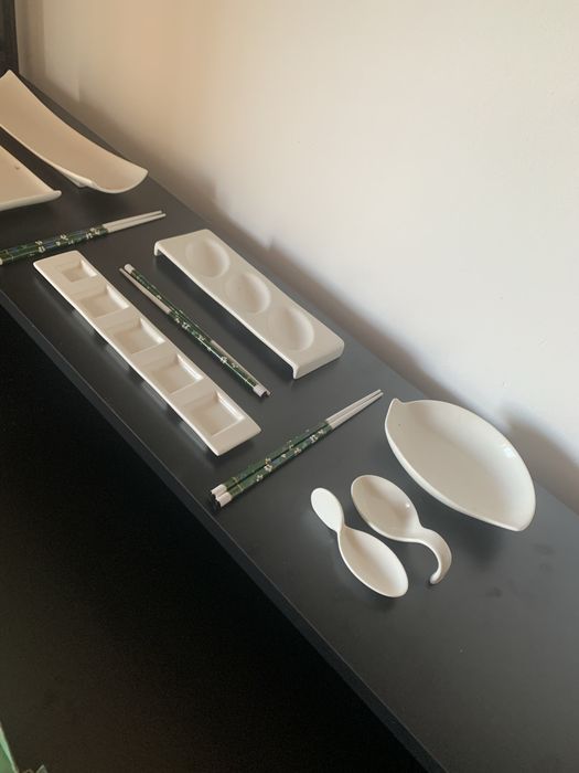 Serviço de Sushi em Porcelana Branca + Pauzinhos Reutilizáveis (Conjunto NOVO A ESTREAR)