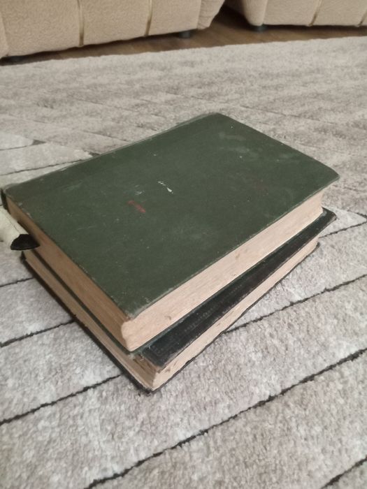 Продам дві книги Українська Радянська енциклопедія і Большая Советская